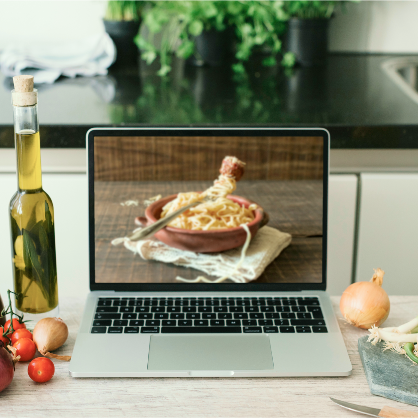 ノートパソコンに映し出された食事の映像